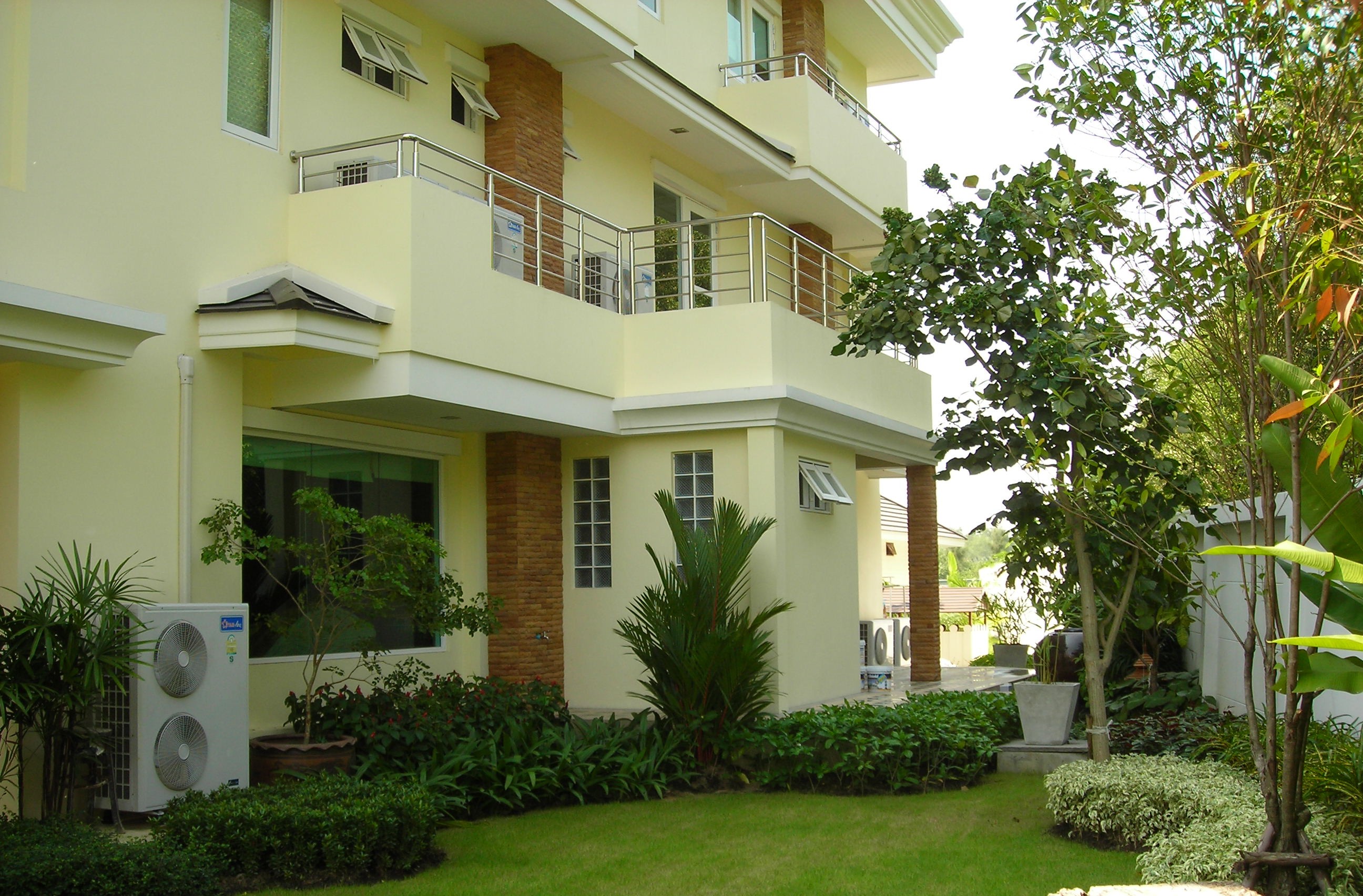 อาคารพักอาศัย 3 ชั้น เรือนพักรับรอง 1 ชั้น ถนน สระว่ายน้ำ รั้ว ประตูรั้ว พระสมุทรเจดีย์ จังหวัดสมุทรปราการ