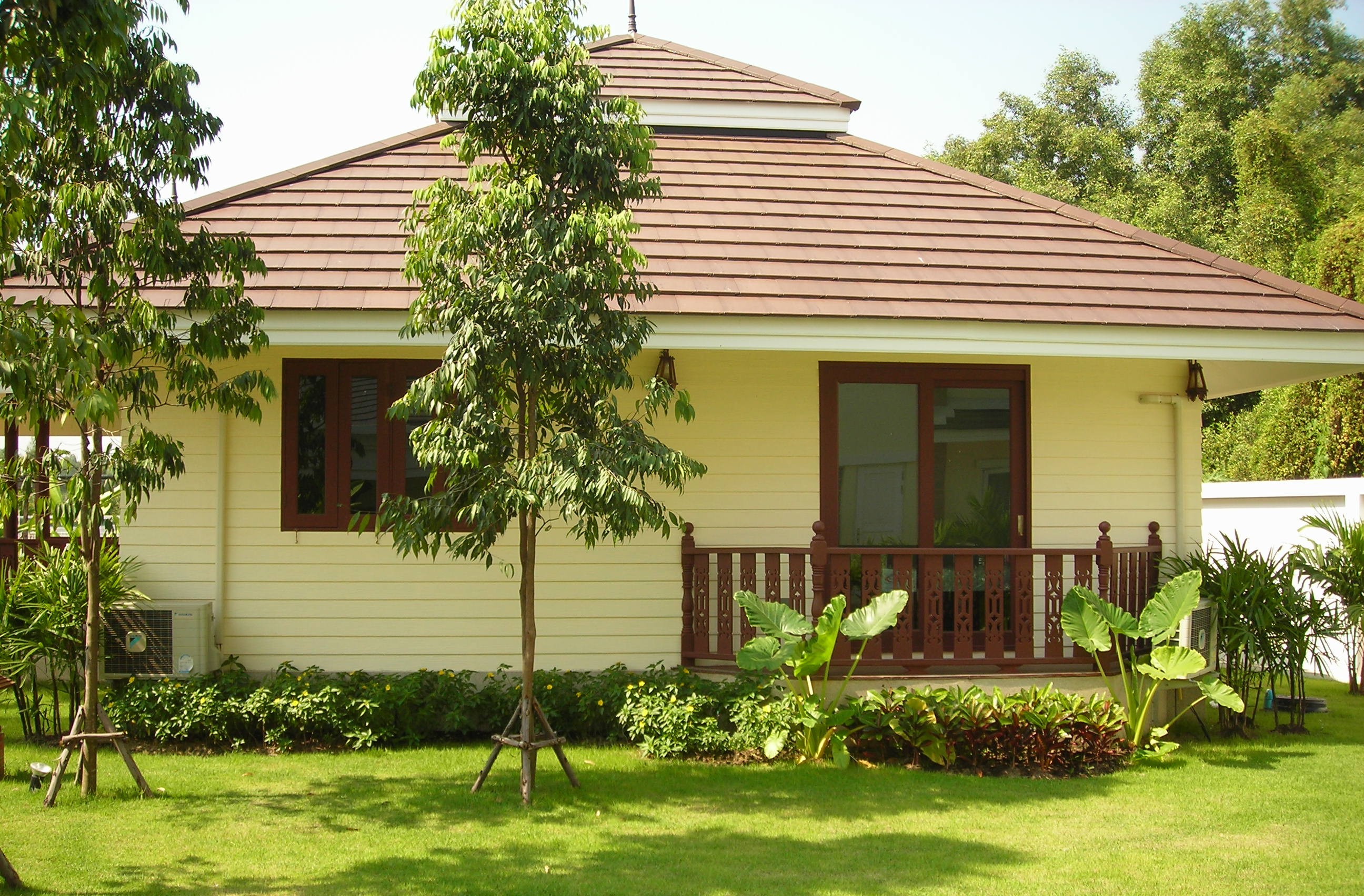 อาคารพักอาศัย 3 ชั้น เรือนพักรับรอง 1 ชั้น ถนน สระว่ายน้ำ รั้ว ประตูรั้ว พระสมุทรเจดีย์ จังหวัดสมุทรปราการ