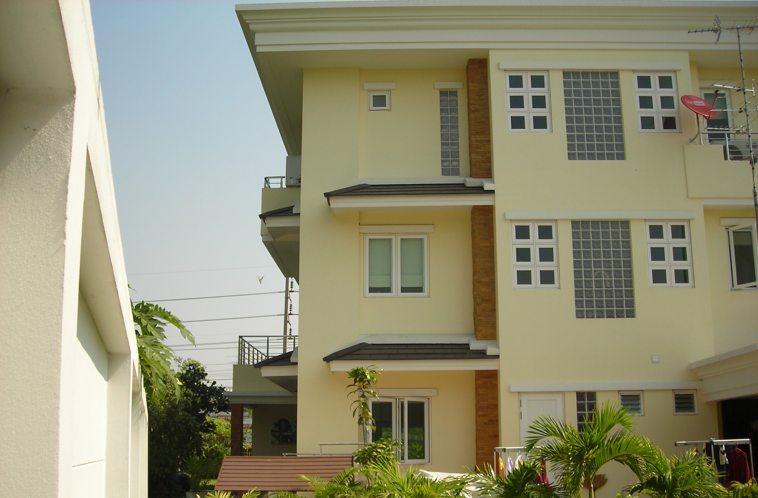 อาคารพักอาศัย 3 ชั้น เรือนพักรับรอง 1 ชั้น ถนน สระว่ายน้ำ รั้ว ประตูรั้ว พระสมุทรเจดีย์ จังหวัดสมุทรปราการ