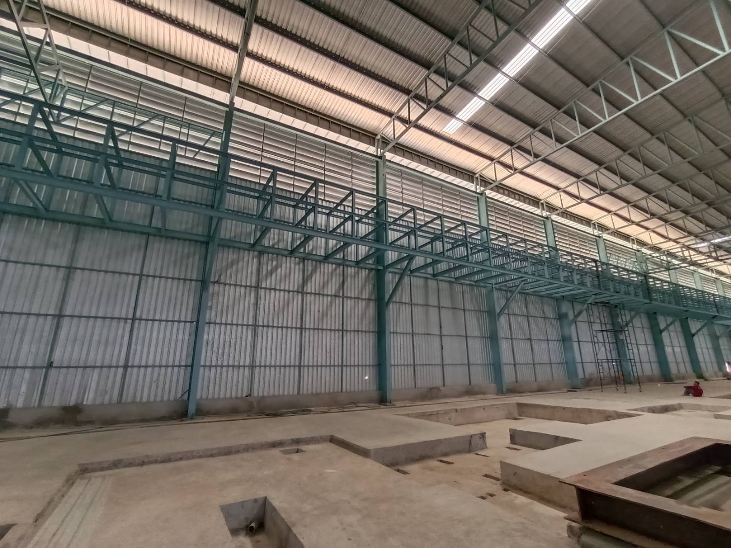 โครงสร้างแท่นเครื่องจักร และ pipe rack ภายในโรงงาน จังหวัดชลบุรี