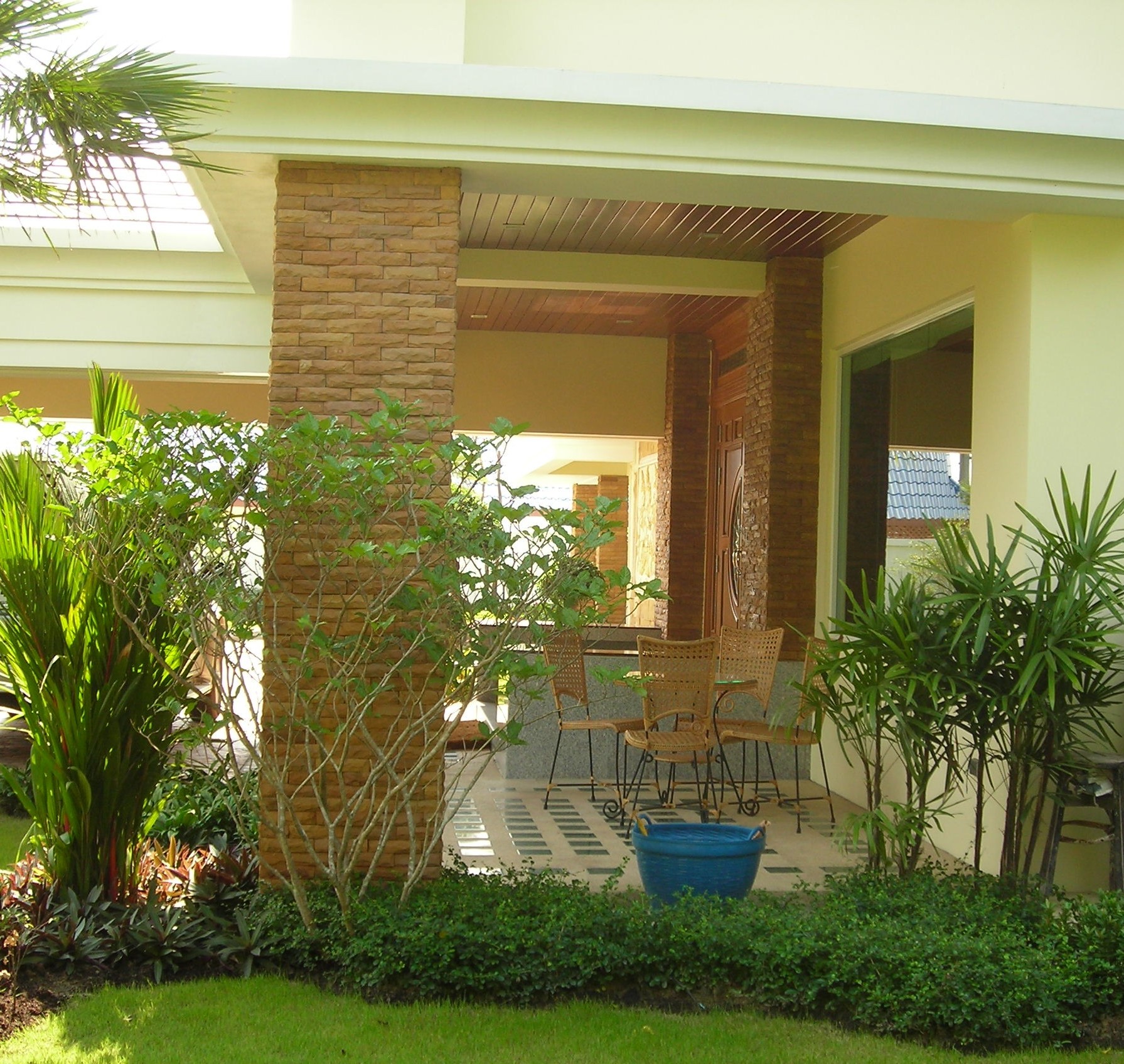 อาคารพักอาศัย 3 ชั้น เรือนพักรับรอง 1 ชั้น ถนน สระว่ายน้ำ รั้ว ประตูรั้ว พระสมุทรเจดีย์ จังหวัดสมุทรปราการ